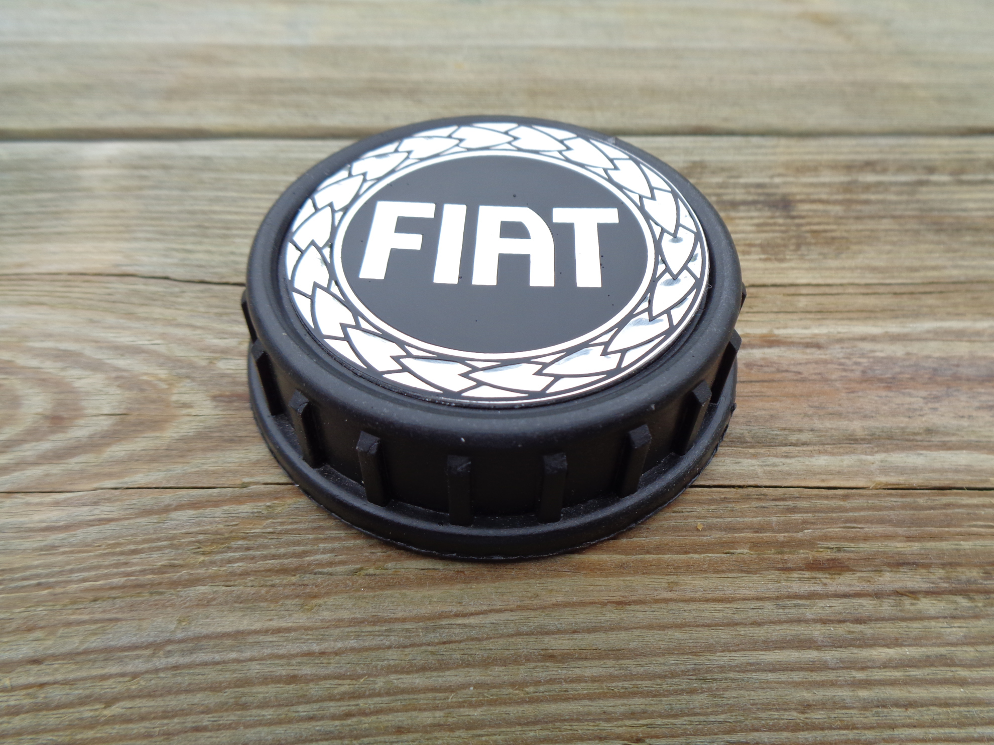 Afbeeldingen van tankdop met FIAT logo en lauwerkrans